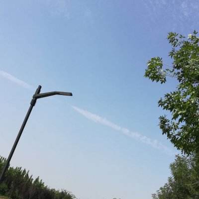 小轿车行驶途中自燃，北京密云消防紧急扑救